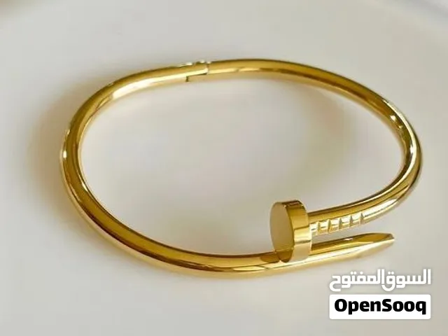 اسوارة المسمار باللون الذهبي شكلها كتير حلو على اللبس