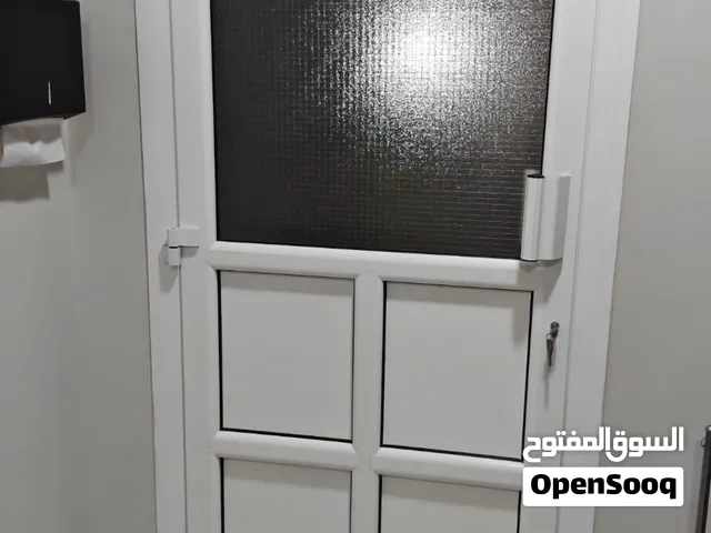 باب المنيوم ابيض