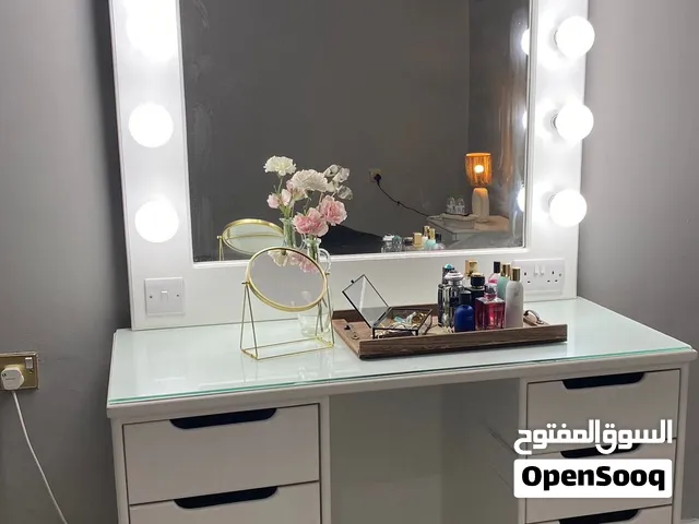 خفض بالسعر تسريحة بيضاء مع اضاءة و ثمان ادراج طولها 170 صناعه كويتية خشب ابيض