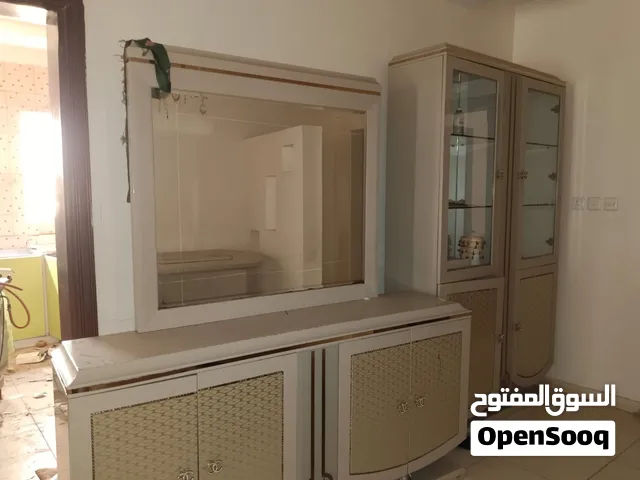 طاولة طعام فخمة مع دولاب عرض نيش وبوفية بمراة بتصميم انيق ولون اوف وايت راقي مع تفاصيل ذهبية مميزة