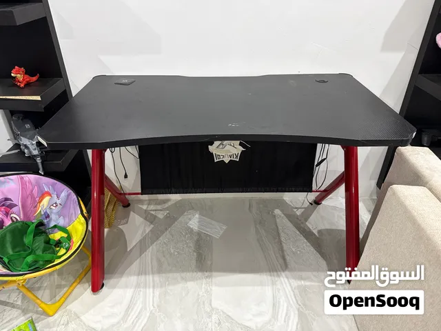 طاولة قيمنق كبيرة ووسيعة ومريحة للعب