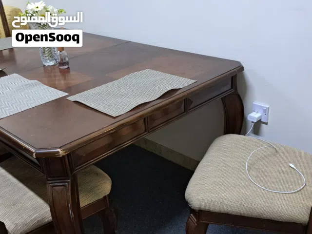 طاولة طعام مع كراسي خشب