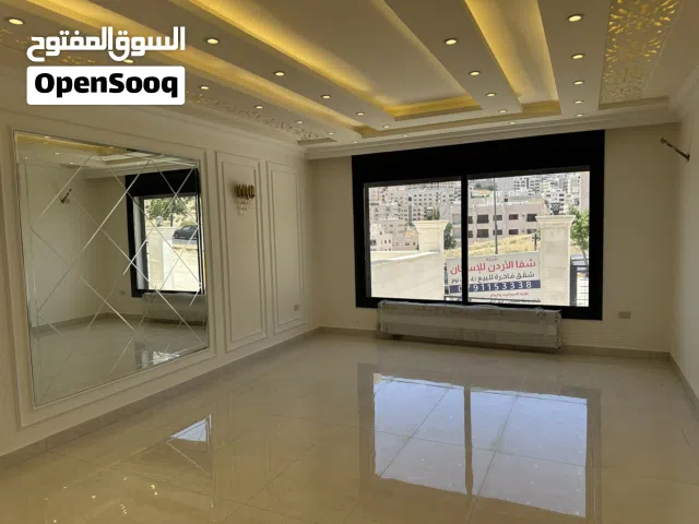 شقة طابق أول مساحة 195 م2 /4 غرف نوم مع توفر صالة جيم(gym) خاصة بالجبيهة شارع الاردن