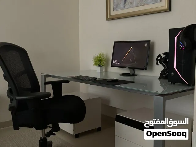 طاولة زجاجية كبيرة مع الكرسي