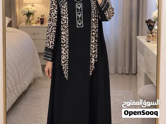 هذا ثوب جديد مملبوس يجي من الصفح جلد النمر حلوه لون اسود و نفس التفاصيل الي بصورة