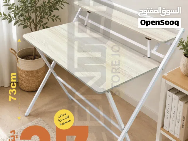 طاولة مكتب طوي مع رف تخزين عملية للاستخدام اليومي