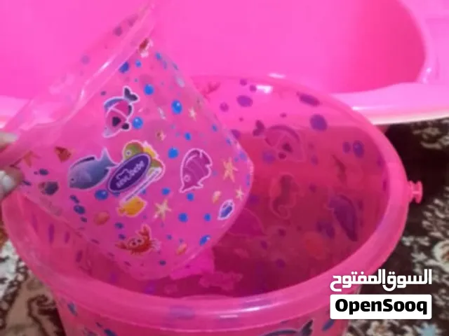 مجموعة أغراض  للبيع كرسيين سيارة أطفال بحالة ممتازة + طشت حمام أطفال  نظاف ومستخدم استخدام بسيط