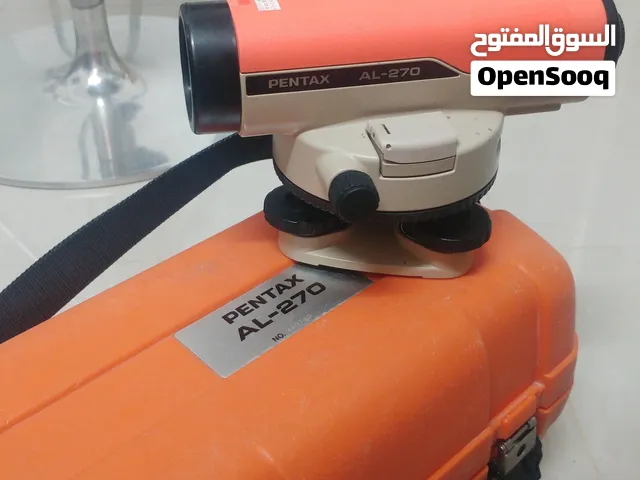 جهاز Auto level بوضع ممتاز لمهندسين بناء و مساحين أراضي.
