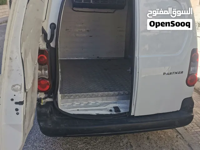 سيارة نقل وتبريد بيجو موديل 2015