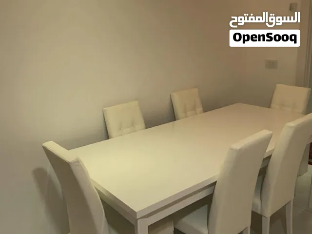طاولة طعام بيضاء مع 6 كراسي للبيع