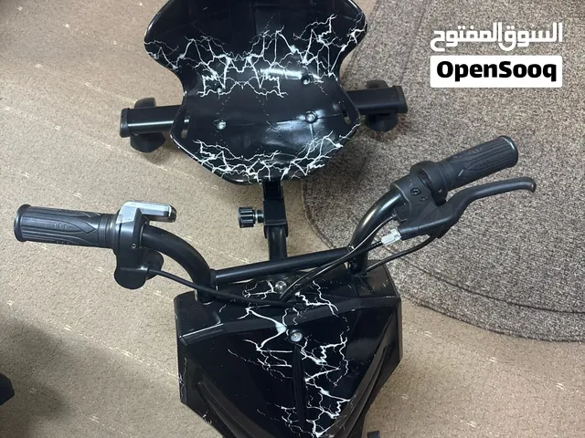 سكوتر جديد مع شاحن و خوذة و كفوف حماية للايدين ولم يستعمل جديد