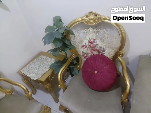طقم جلوس ذهبي بحالة ممتازة