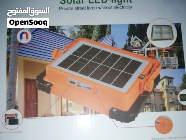 كشاف بطاقة الشمسيه و ايضا تعبئه عن طريق الشرش ويمكن أن يستخدم لشحن الهاتف او الايباد و التاب عملي