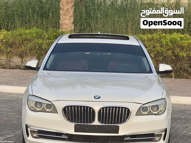 بي ام دبليو  2013 730  موديل 2013 موصفات خليجية  ممشى 200 فل كامل فتحه كراسي جلد تسخين وتبريد مقاعد
