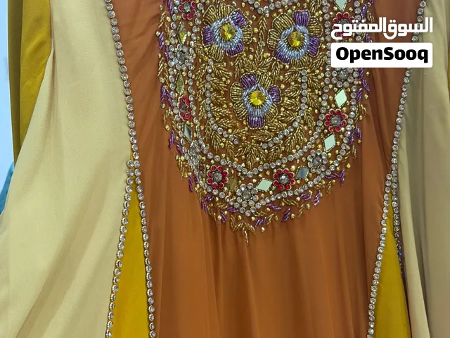 ثوب نسائي راقٍ بتطريز يدوي فاخر وأحجار ملونة تصميم قصة كلوش يعطي اتساع وانسيابية جميلة، مقاس 58