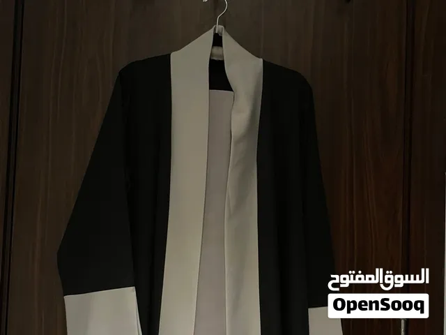 عباة سوداء مع أطراف رماديه