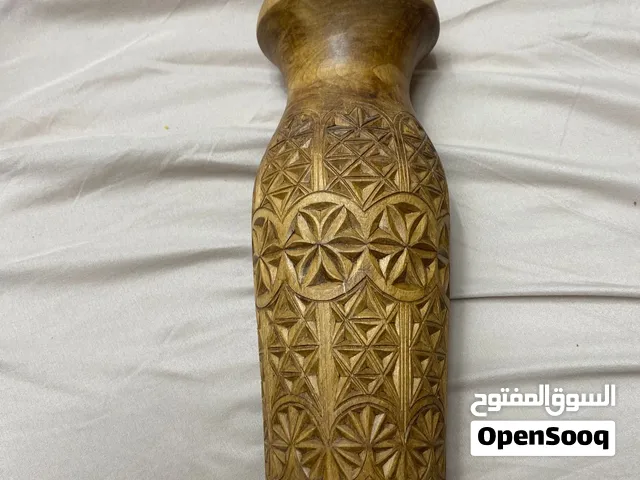 مزهرية خشبية ألمانية فاخرة بنقوش يدوية تراثية – قطعة مميزة بسعر 1470 دينار