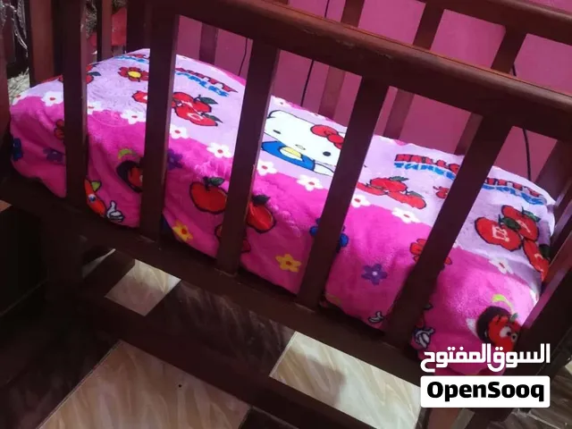 سرير اطفال عمولةزان طبيعي هزاز بفرشة حالتة ممتازة مقاس 100*50