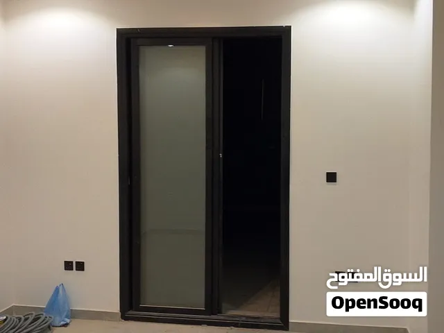 فني المنيوم صيانه تفصيل ابواب مطابخ نوافذ شبابيك شبك نامس