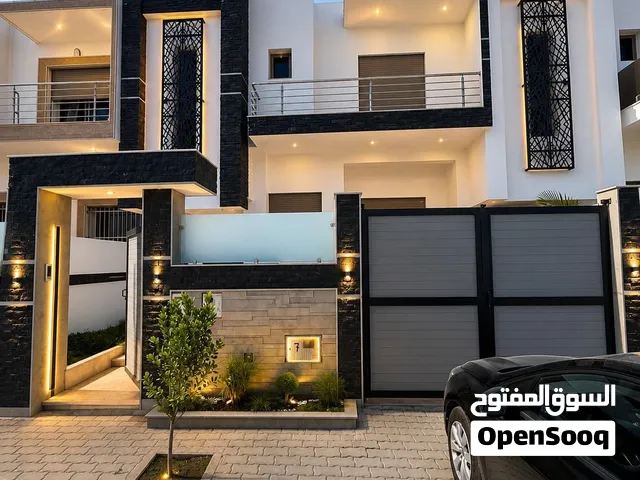 فيلا فاخرة للبيع بالمسبح