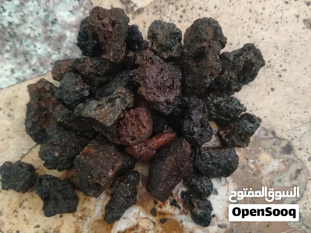 متوفر لدينا للبيع:  حجر بركاني طبيعية وكسر رخام للزراعة وديكور احواض السمك