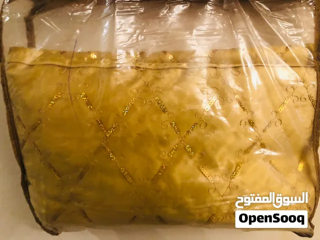 طقم سرير ساتان مطرز 4 قطع لون ذهبي