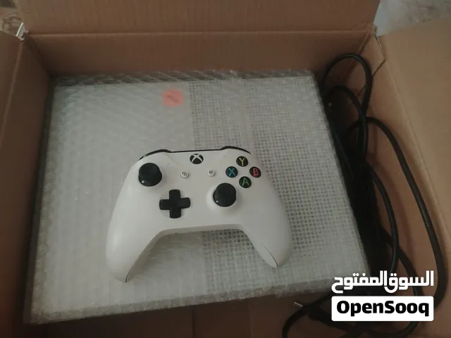 XBOX ON S الجاهز نضيف ومامفتوح ولا مصلح وبي 8العاب وحساب كامل