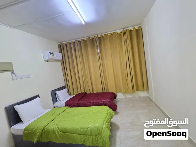 غرف نظيفة جدا مفروشه شامل ماء وكهرباء ونت في تجارية عوقد للأيجار السنوي