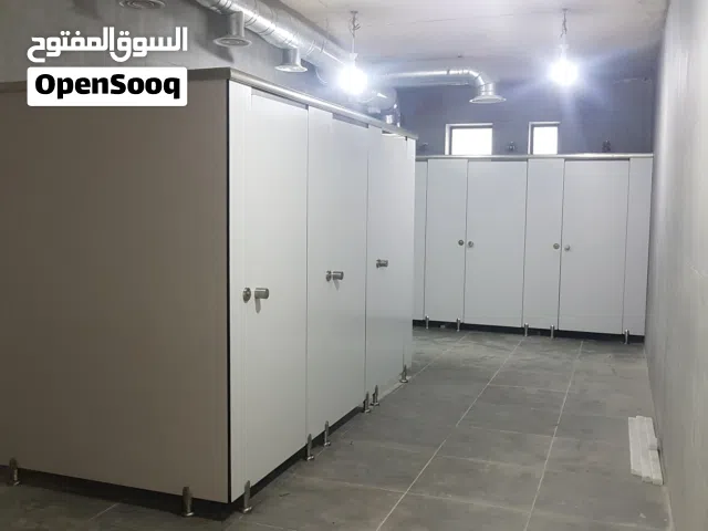 أبواب، قواطع وفواصل حمامات، شاورات و غرف الغيار