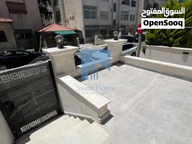 شقة أرضية فاخرة للبيع في أم أذينة  قرب سوق الذهب 150م مع حديقة وترسات 130م تشطيب سوبر ديلوكس لم تسكن