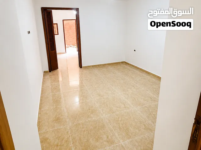 3 شقه بشبرا ارضي بحديقة ببزمنت دور كامل للبيع بالقرب من شارع شبرا الرئيسي — عمارة مدخل واسع