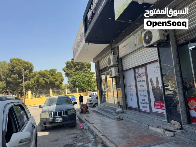 محل تجاري للإيجار يوجد به مخزن مساحة 100 متر خاص بالم المحل ويوجد به حمام خاص بي المحل