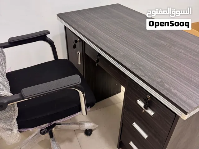 ميز مكتب مع كرسي