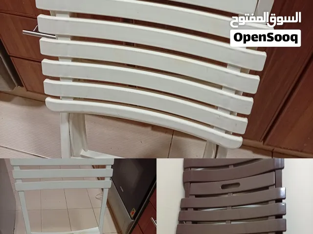 طقم كراسي مكون من 4 كراسي وطاولة مناسبيين للحديقة والرحلات بحالة ممتازة بسعر مناسب ب 9 ريال فقط