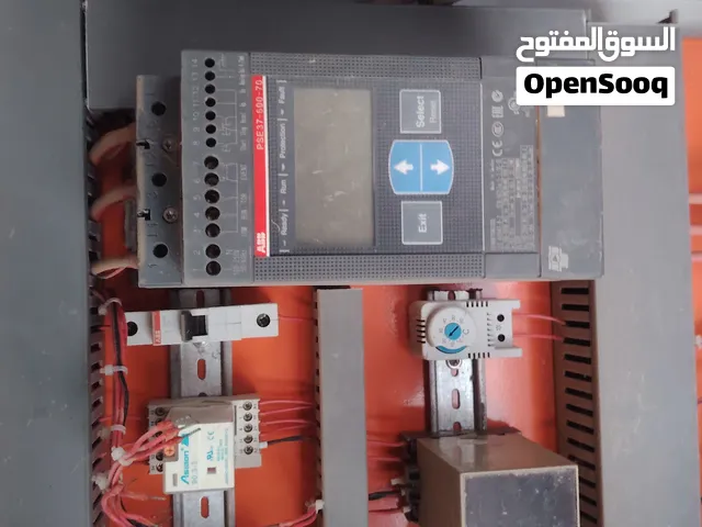 هذا الجهاز هو مُقوِّم تشغيل هادئ / بادئ تشغيل ناعم (Soft Starter) من شركة ABB