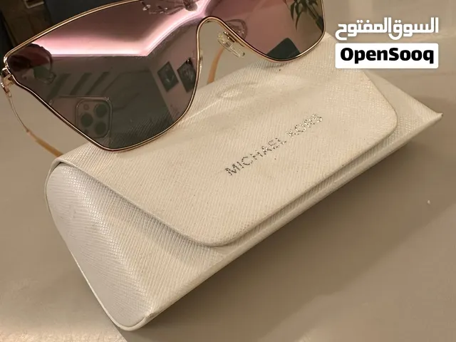 نظارة شمسية نسائية من مايكل كورس (Michael Kors) وتحديداً موديل Larissa MK1063 (11084Z)