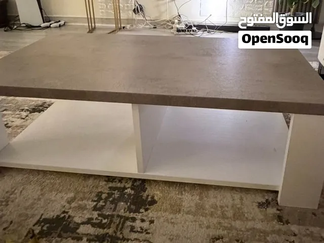 طاولة وسط خشب لون ابيض ومن فوق رمادي رخامي فخمة من هوم سنتر استعمال خفيف جدا