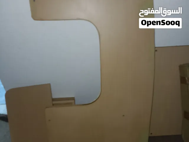 طاولة كمبيوتر استعمال نظيف جدا للبيع
