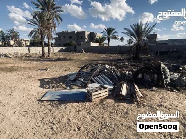 ارض في طريق تليل تبعد عن البحر حوالي اقل من نص كيلو تقريبياً