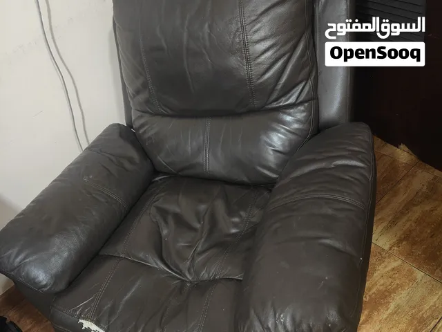 للببع كنب بثلاث مستويات منايب للالعاب او المشاهدة مريح جدا جلد /For sale: A very comfortable, three-