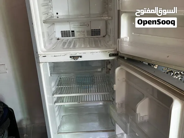 ثلاجة نوع شارب10قدم يعني طولها متر ونص تبريد على الهوى مابتعمل ثلج نهائي غاز وماتوى جديد مكفولة نخب