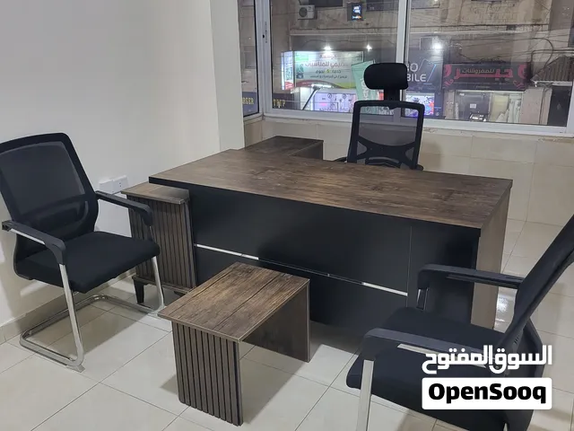 مكتب مدير مع كرسي مدير عدد 1 وكرسي ضيوف عدد 2 وطاولة وسطية عدد 1 وخزانة للبيع