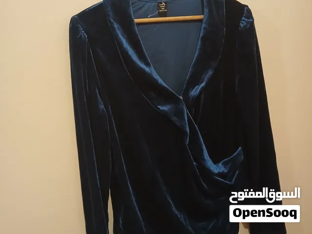 ملابس جديدة غير مستعملة ومنها ما هو استعمال مرة وكلهم بحال الجديد وأسعار مختلفة