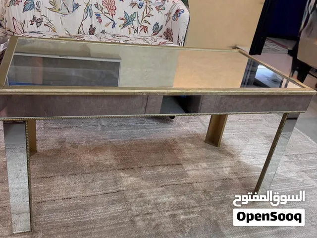 طاولة جانبية وكوفي كورنر بحالة ممتازة
