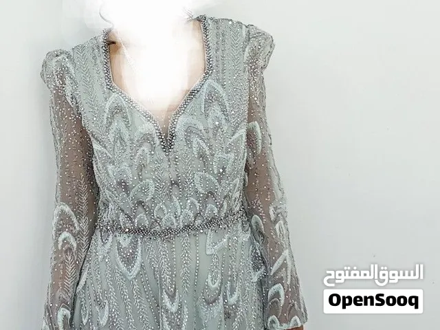 فستان ملبوس مره واحده لساعتين للبيع ب15 ريال وقابل للتفاوض