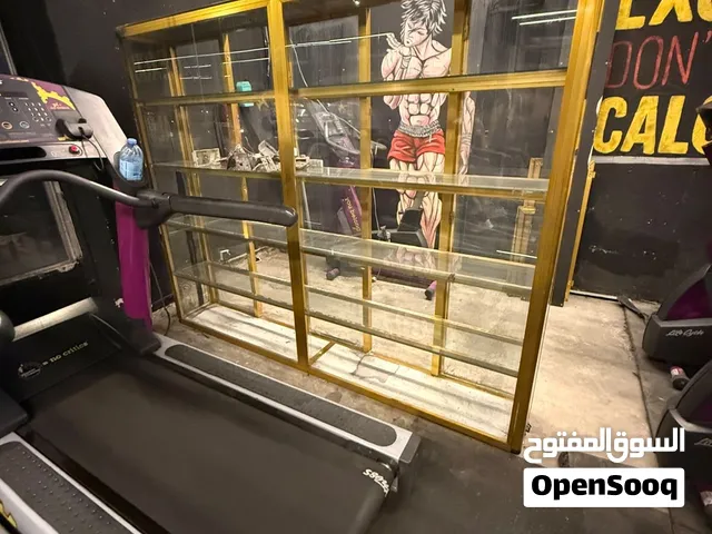 فترينة عرض زجاجية ضخمة (250×250 سم) إطار ذهبي للمحلات او مطاعم والجم او صيدليات