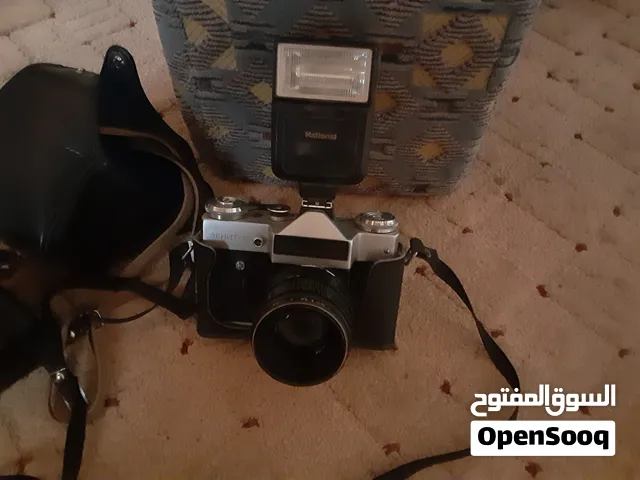 عنوان الإعلان: للبيع طقم نوادر كلاسيكي (كاميرتين Zenit روسي مع عدسات احترافية وفلاشات - شغال بحالة م