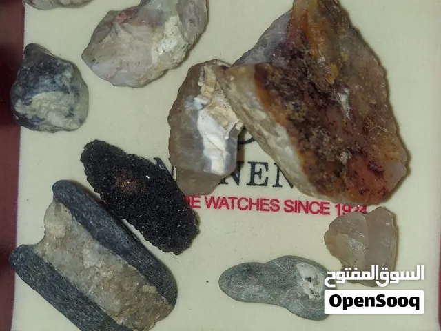فرصة لهواة التجمع والنوادر.. تشكيلة أحجار كريمة خام طبيعية للبيع