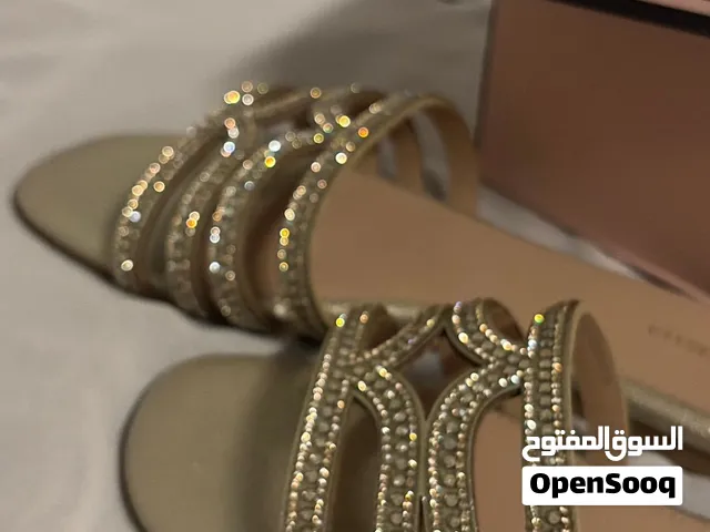 فلات جديده من ماركه MEILEE فقط ب 8.900 غير ملبوسه !!!