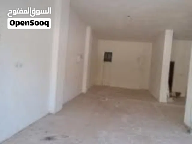 مخزن للإيجار باب واحد في المقابلين مع سدة ودرج حديد قريب من الخدمات يصلح كمستودع أو ورشة صغيرة